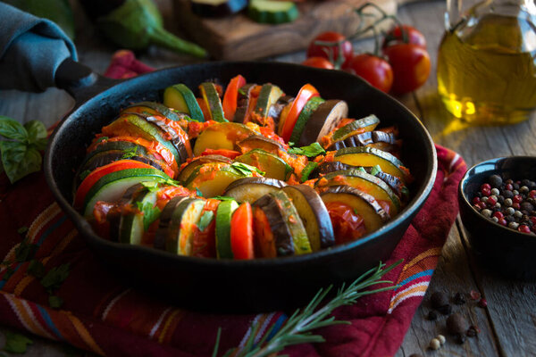 Домашний рататуй из нарезанных овощей: цуккини, помидоры и баклажаны
.