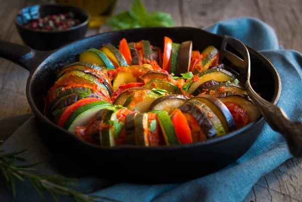 Dilimlenmiş Sebzelerden Yapılmış Yapımı Ratatouille Kabak Domates Patlıcan — Stok fotoğraf