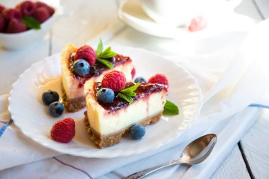 Ev yapımı lezzetli peynirli kek ve taze meyve.