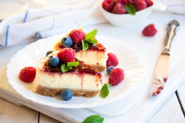 Ev yapımı lezzetli peynirli kek ve taze meyve.