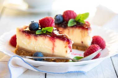 Ev yapımı lezzetli peynirli kek ve taze meyve.