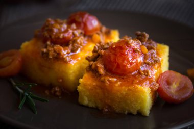 Domates soslu kızarmış polenta dilimleri.