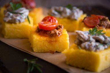 Domates soslu kızarmış polenta dilimleri.