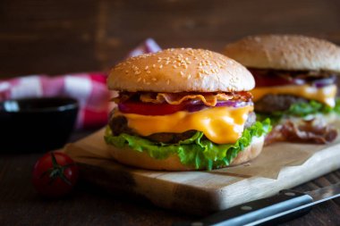 Peynirli hamburger, pastırma, domates ve marul.