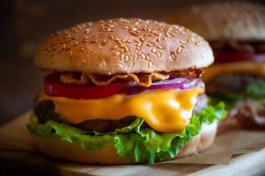 Peynirli hamburger, pastırma, domates ve marul.