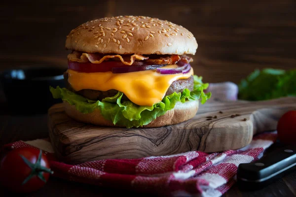 汉堡包 西红柿和生菜 深色木制背景 — 图库照片