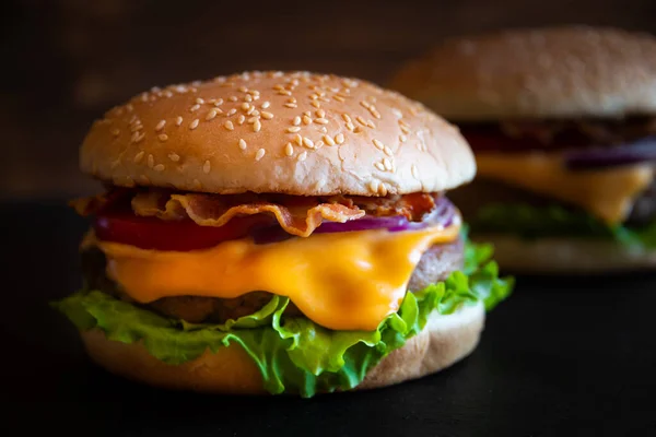 Hamburger Mit Käse Speck Tomate Und Salat Auf Dunklem Holzgrund — Stockfoto