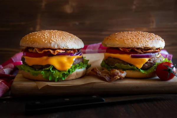 汉堡包 西红柿和生菜 深色木制背景 — 图库照片