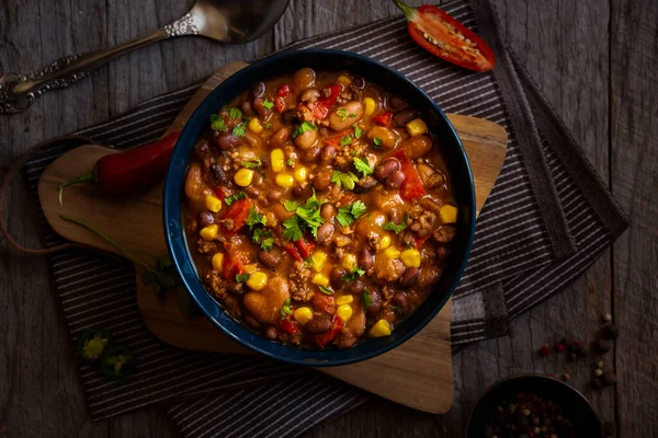 Chillige Bohnen Mit Scharfer Paprika Auf Dunklem Hintergrund — Stockfoto