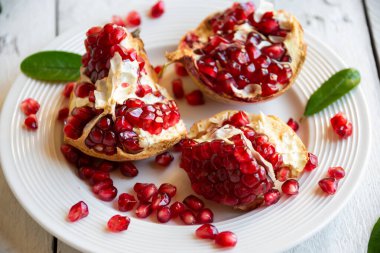 Beyaz arka planda yaprakları olan taze organik nar.