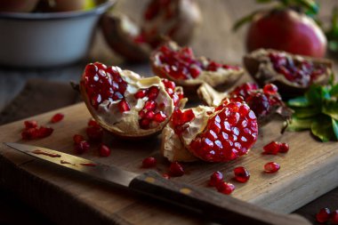Koyu arkaplanda yaprakları olan taze organik nar.