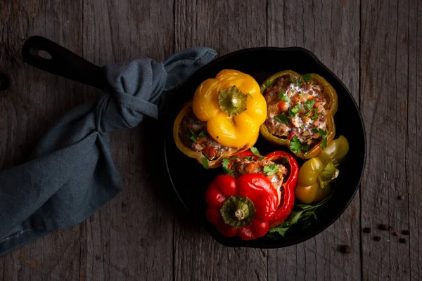 Harangpaprika Különböző Színű Őrölt Hússal Töltve — Stock Fotó