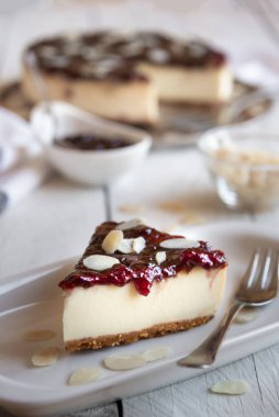 Meyve reçelli ve bademli ev yapımı peynirli kek.