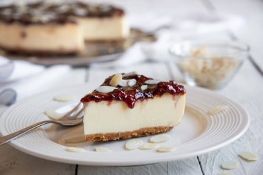 Meyve reçelli ve bademli ev yapımı peynirli kek.