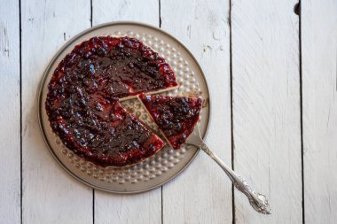 Meyve reçelli ve bademli ev yapımı peynirli kek.