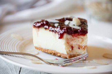 Meyve reçelli ve bademli ev yapımı peynirli kek.