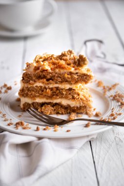 Bir dilim kek. Krem peynirli havuç ve cevizli kek.