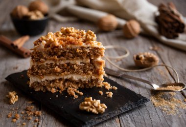 Bir dilim kek. Krem peynirli havuç ve cevizli kek.