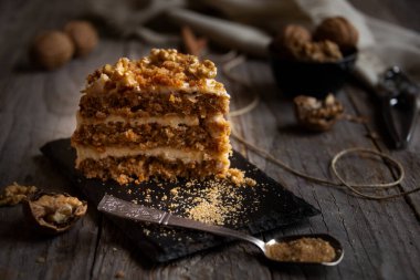 Bir dilim kek. Krem peynirli havuç ve cevizli kek.