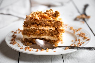 Bir dilim kek. Krem peynirli havuç ve cevizli kek.