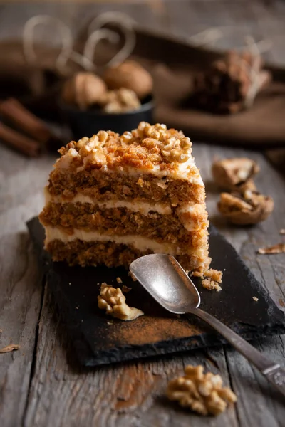 Una Fetta Torta Torta Carote Noci Con Formaggio Cremoso — Foto Stock