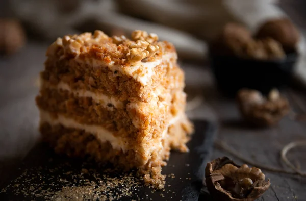 Una Fetta Torta Torta Carote Noci Con Formaggio Cremoso — Foto Stock