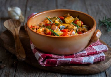 Koyu ahşap üzerinde doğranmış sebze. Kabaklı ratatouille, dolmalık biber ve patlıcan.