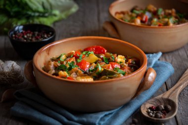 Koyu ahşap üzerinde doğranmış sebze. Kabaklı ratatouille, dolmalık biber ve patlıcan.