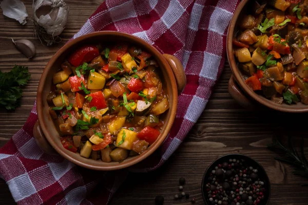 Darabolt Zöldség Sötét Fán Ratatouille Cukkinivel Csengőborssal Padlizsánnal — Stock Fotó