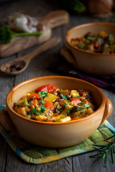 Hackade Kokta Grönsaker Mörkt Trä Ratatouille Med Zucchini Paprika Och — Stockfoto