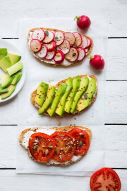 Turp, avokado ve domatesli sebzeli sandviç, sağlıklı vejetaryen atıştırmalığı.