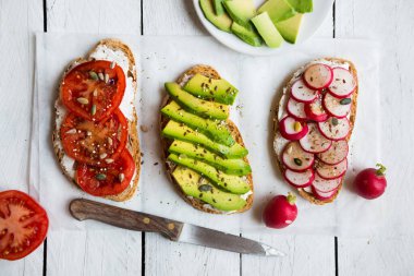 Turp, avokado ve domatesli sebzeli sandviç, sağlıklı vejetaryen atıştırmalığı.