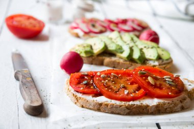 Turp, avokado ve domatesli sebzeli sandviç, sağlıklı vejetaryen atıştırmalığı.