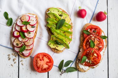 Turp, avokado ve domatesli sebzeli sandviç, sağlıklı vejetaryen atıştırmalığı.