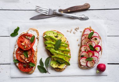 Turp, avokado ve domatesli sebzeli sandviç, sağlıklı vejetaryen atıştırmalığı.