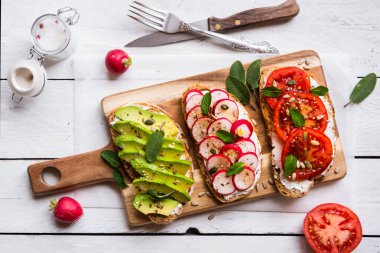 Turp, avokado ve domatesli sebzeli sandviç, sağlıklı vejetaryen atıştırmalığı.