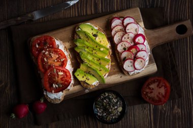 Turp, avokado ve domatesli sebzeli sandviç, sağlıklı vejetaryen atıştırmalığı.