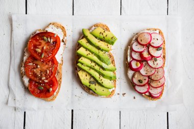 Turp, avokado ve domatesli sebzeli sandviç, sağlıklı vejetaryen atıştırmalığı.