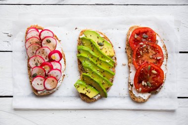 Turp, avokado ve domatesli sebzeli sandviç, sağlıklı vejetaryen atıştırmalığı.