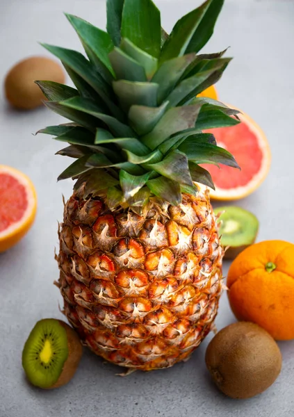 Olgun Ananas Diğer Meyveler Portakal Kivi Gri Arka Planda Greyfurt — Stok fotoğraf