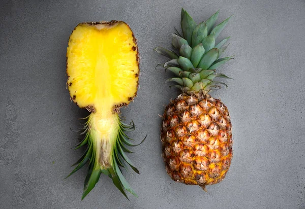 Rijp Ananas Grijze Achtergrond Geïsoleerd Exotisch Fruit — Stockfoto