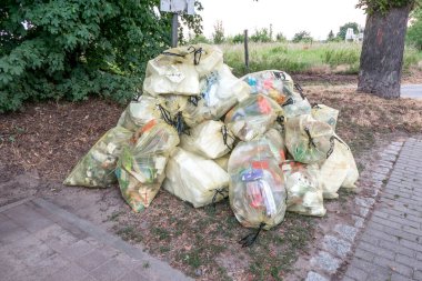 Sarı çuvalları yığın