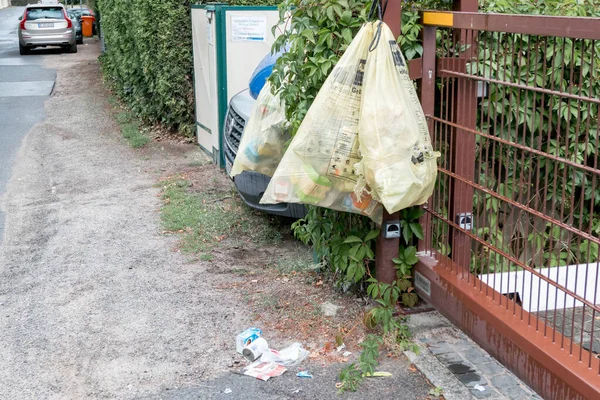 Sarı çanta, çit, yırtık, yırtık