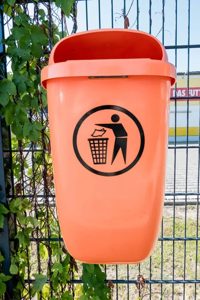 Lata de lixo na cerca — Fotografia de Stock
