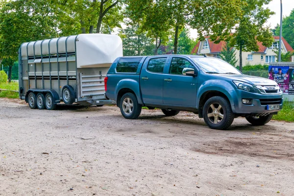 Çekici aracı olan bir at römorku.