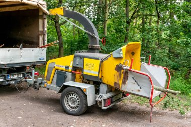 Yan taraftan büyük kağıt öğütücü