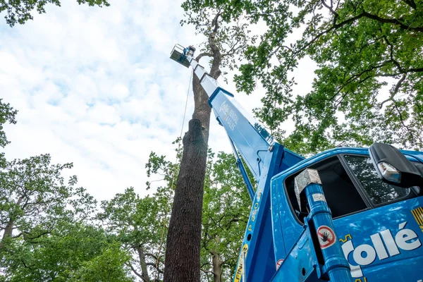 Vrachtwagenlift gefotografeerd van onderen — Stockfoto