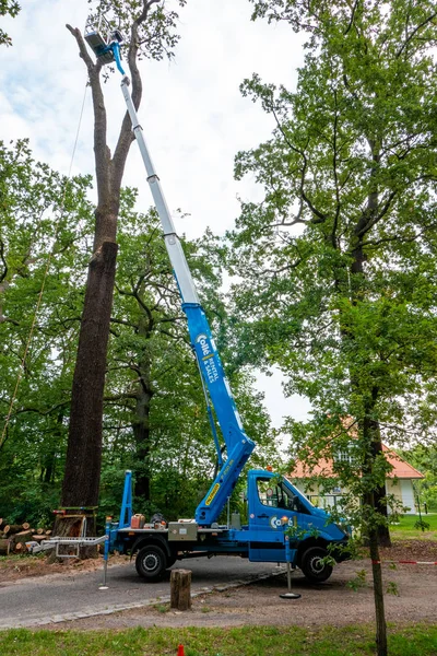 Kamyon kaldıracı yandan çekilmiş.