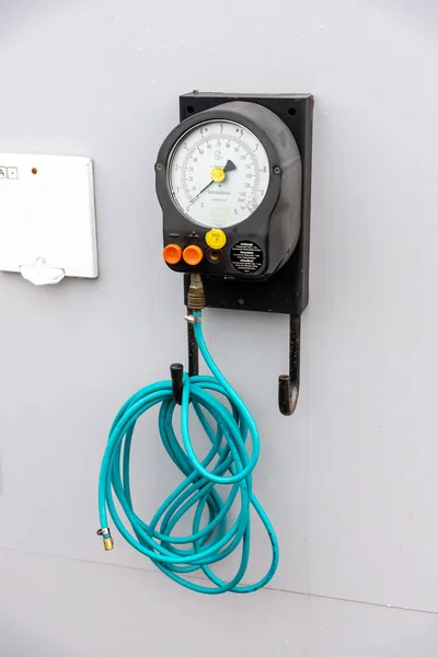Bir benzin istasyonunda hava basıncı göstergesi, kalıcı olarak kurulur