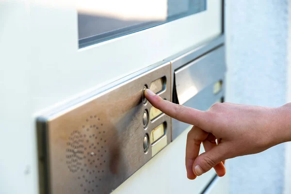 Kapı ziline basan bir parmak